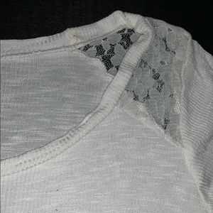 Tight fit long sleeve with lace shoulder details